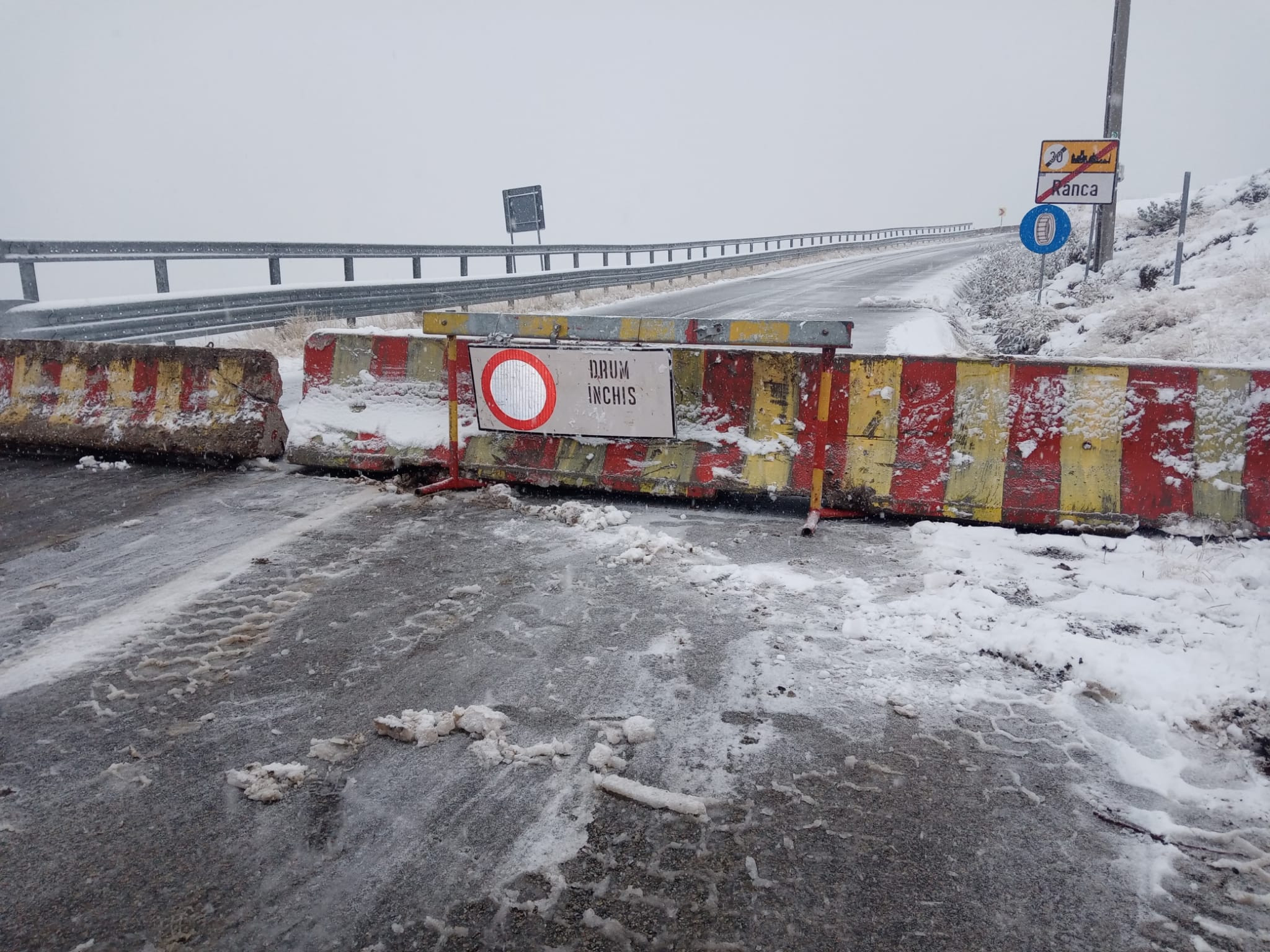 S-a închis Transalpina. Circulația a fost oprită din cauza ninsorilor abundente. Este cod roșu și zăpadă de 50 cm | FOTO