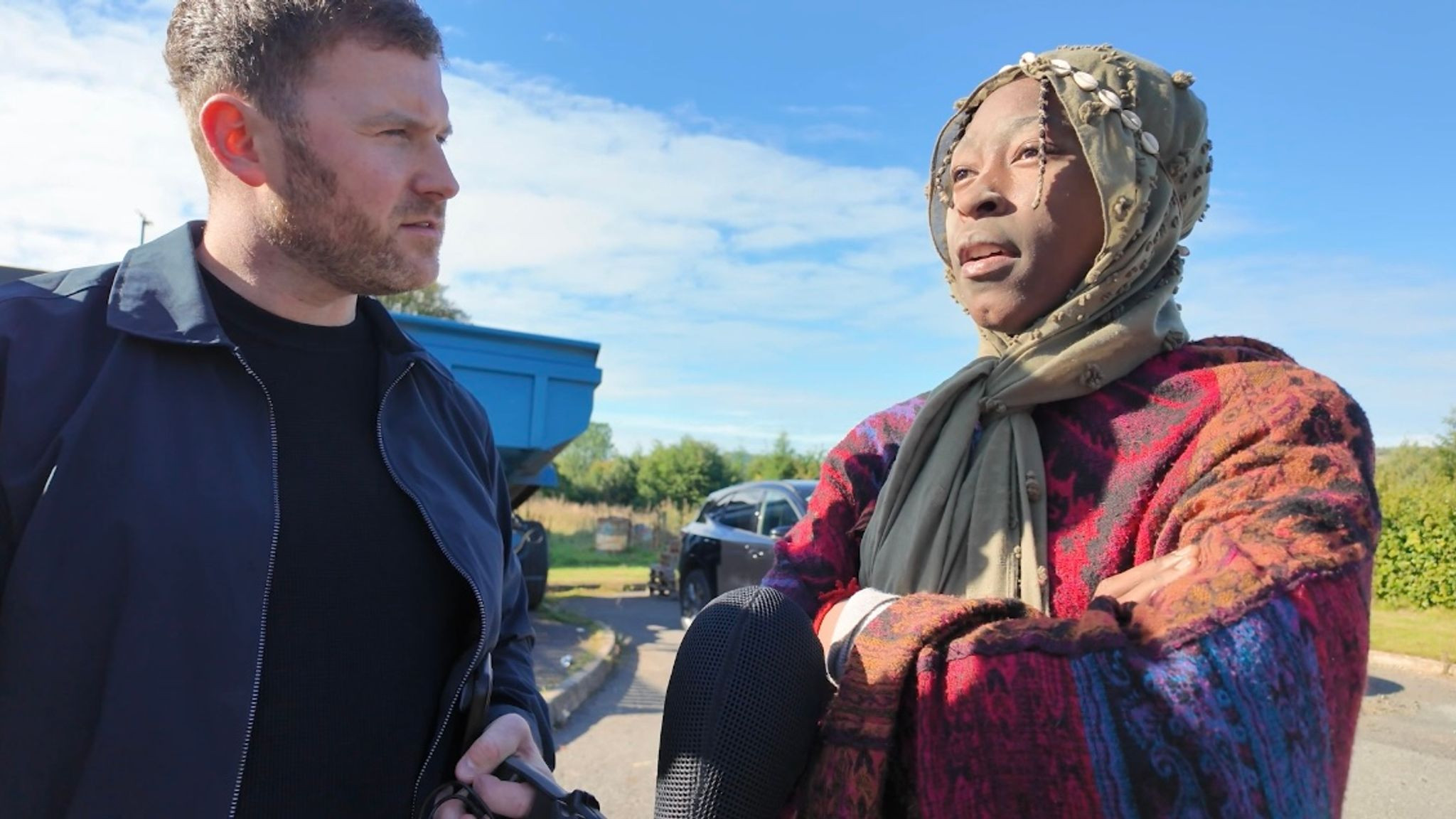 „Cultul din pădure”: O mamă cere deportarea fiicei spălate pe creier de un grup care este codus de un ”rege și de o regină”