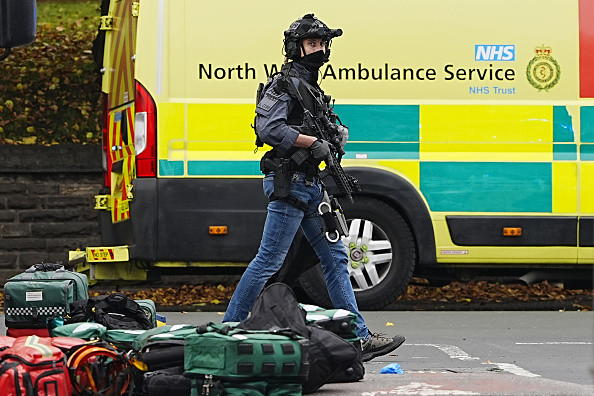 Șase persoane suspectate de terorism, interogate după atacul de la sinagoga din Manchester: Doi morți și trei răniți grav