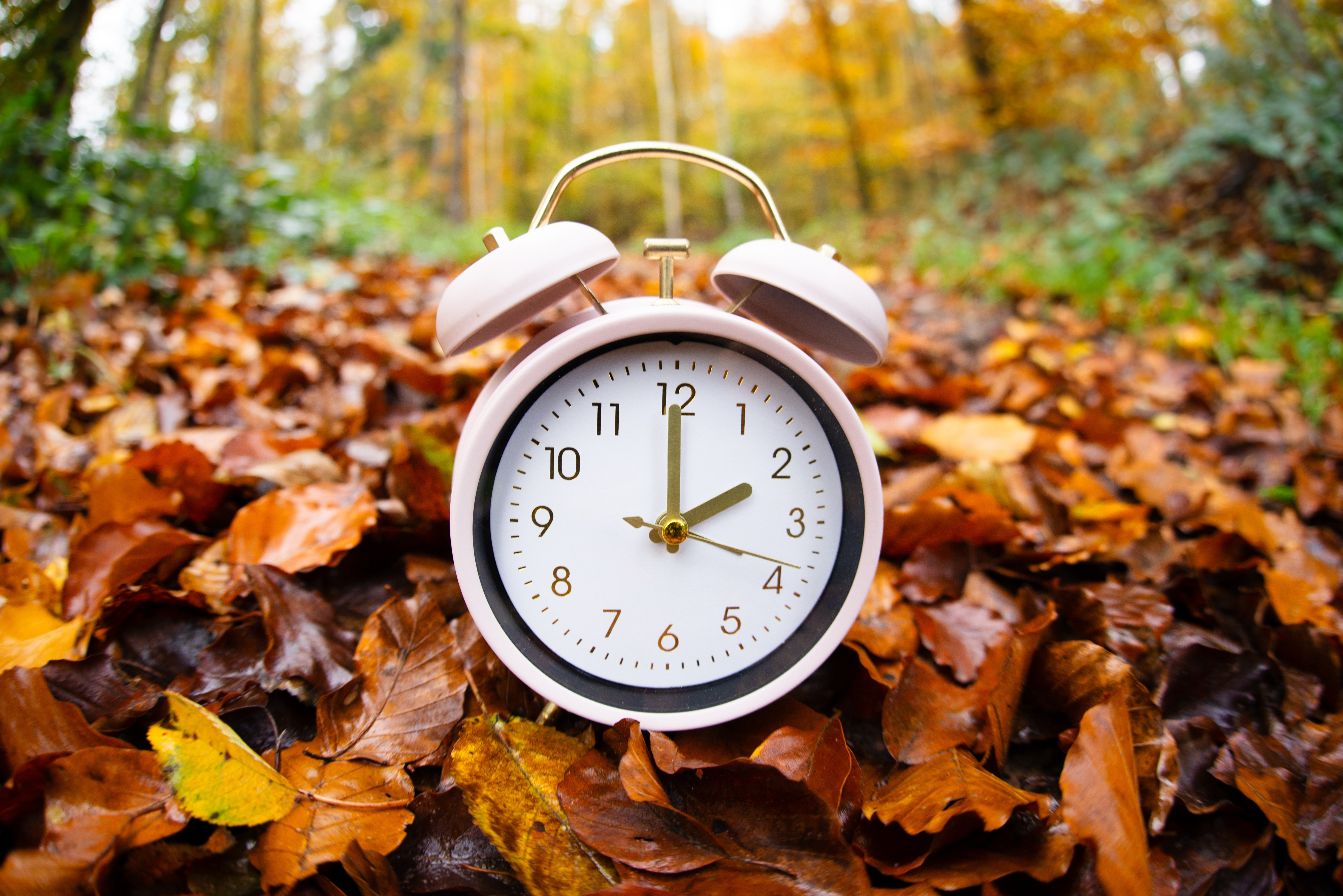 Ora de iarnă 2025: O oră în plus sau o oră pierdută. Cum să profiți de schimbarea ceasului pentru a-ți regla stilul de viață