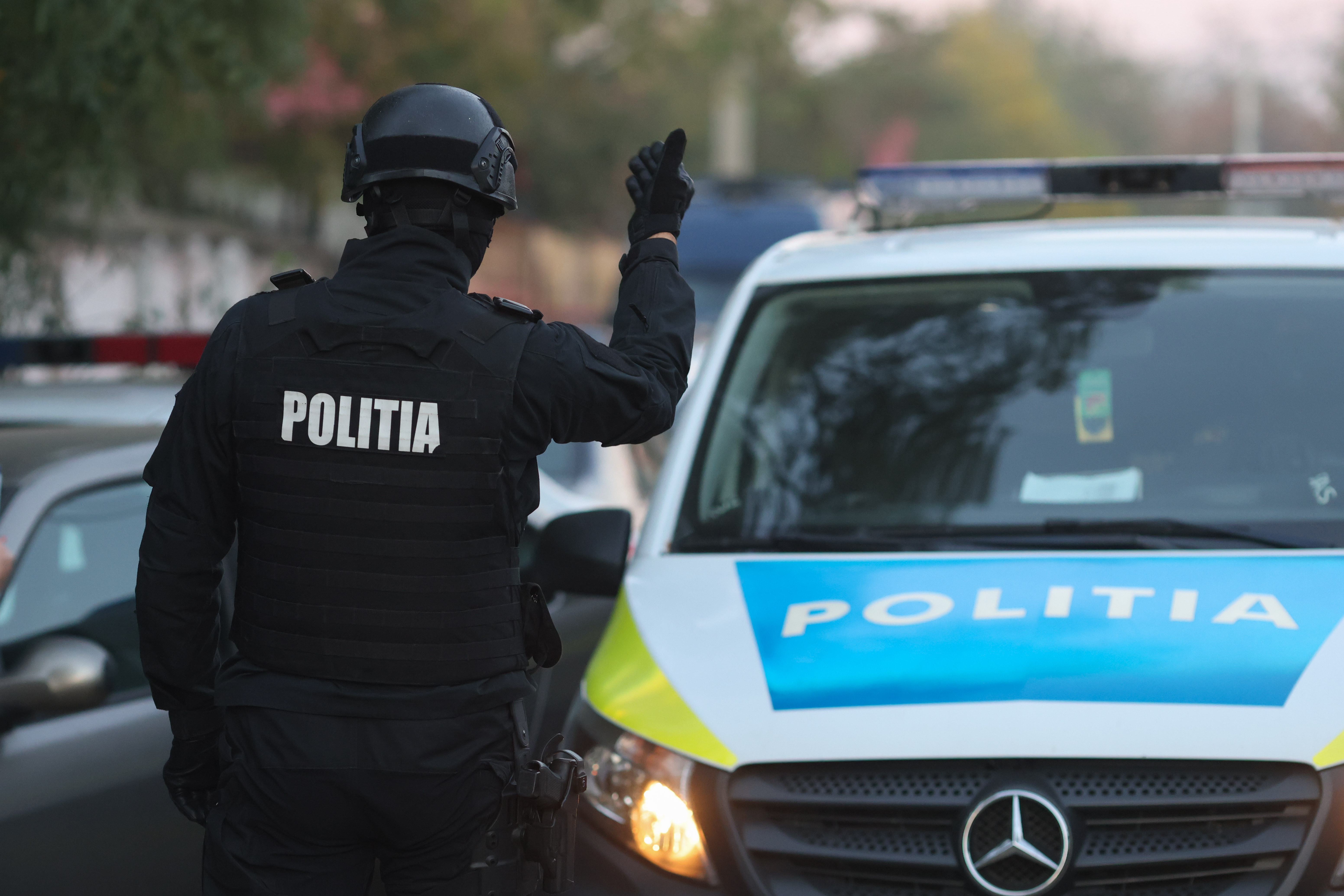 Zeci de membri ai clanului Butoane, ridicați de mascați. Și-ar fi obligat chiar și soțiile să se prostitueze în străinătate