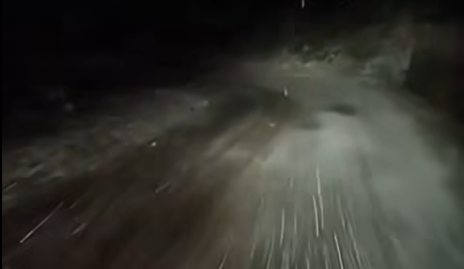 Ninsoare abundentă pe DN 7A, în zona Obârșia Lotrului. Meteorologii au emis coduri de vreme severă. VIDEO