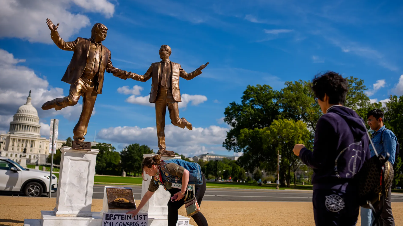 Statuia cu Trump și Epstein ținându-se de mână, reinstalată pe National Mall din Washington D.C