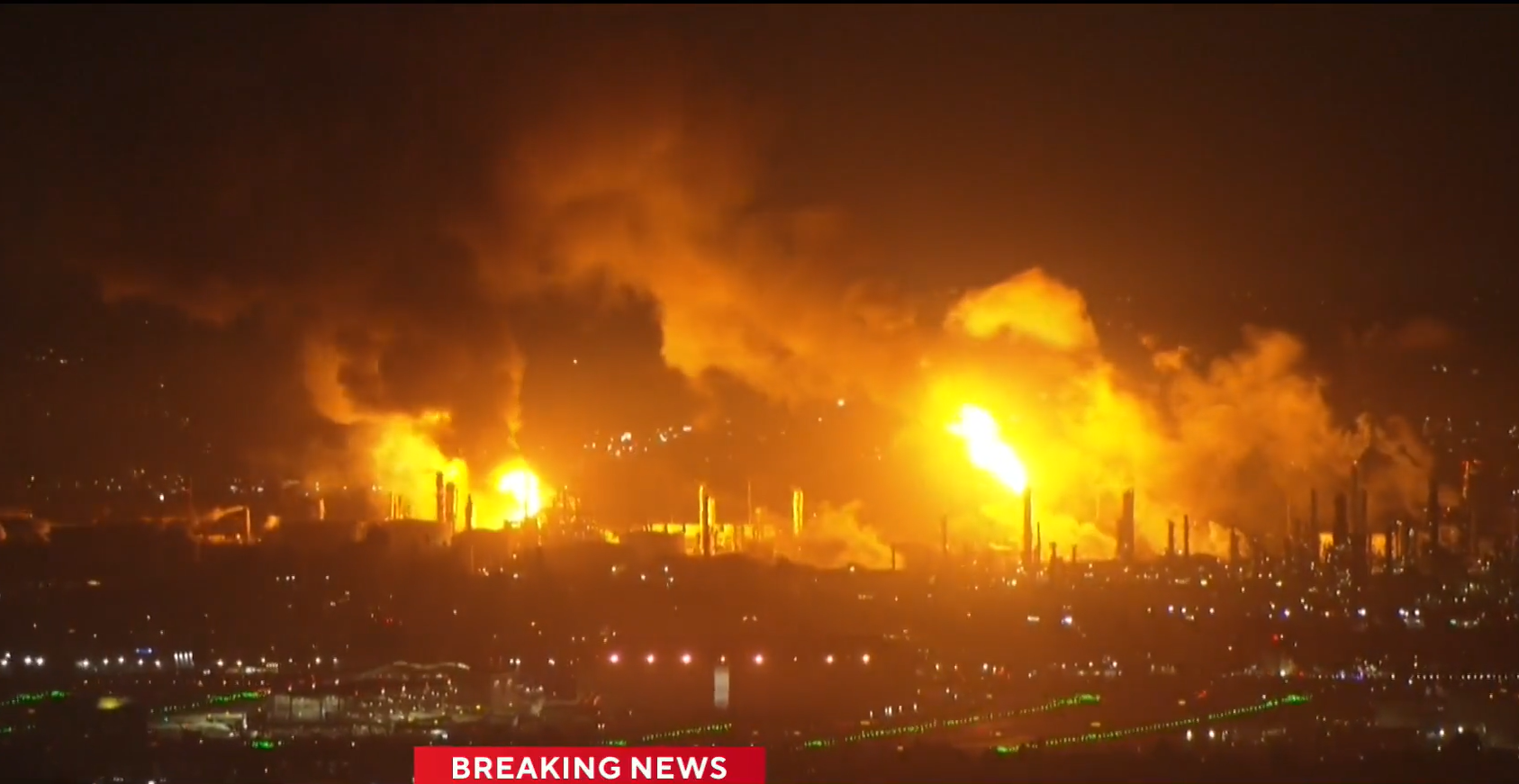 Explozie urmată de incendiu uriaș la cea mai mare rafinărie de pe coasta vestică a SUA. ”Suntem foarte îngrijorați” | VIDEO