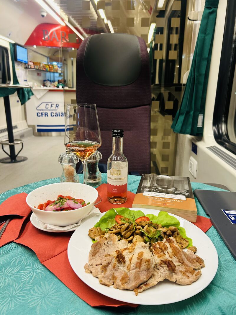 „CFR Călători vă oferă”: Omleta 14 lei, ceafa de porc cu garnitură 44 lei, bere 10 lei. Ce prețuri sunt la vagonul bar-bistro