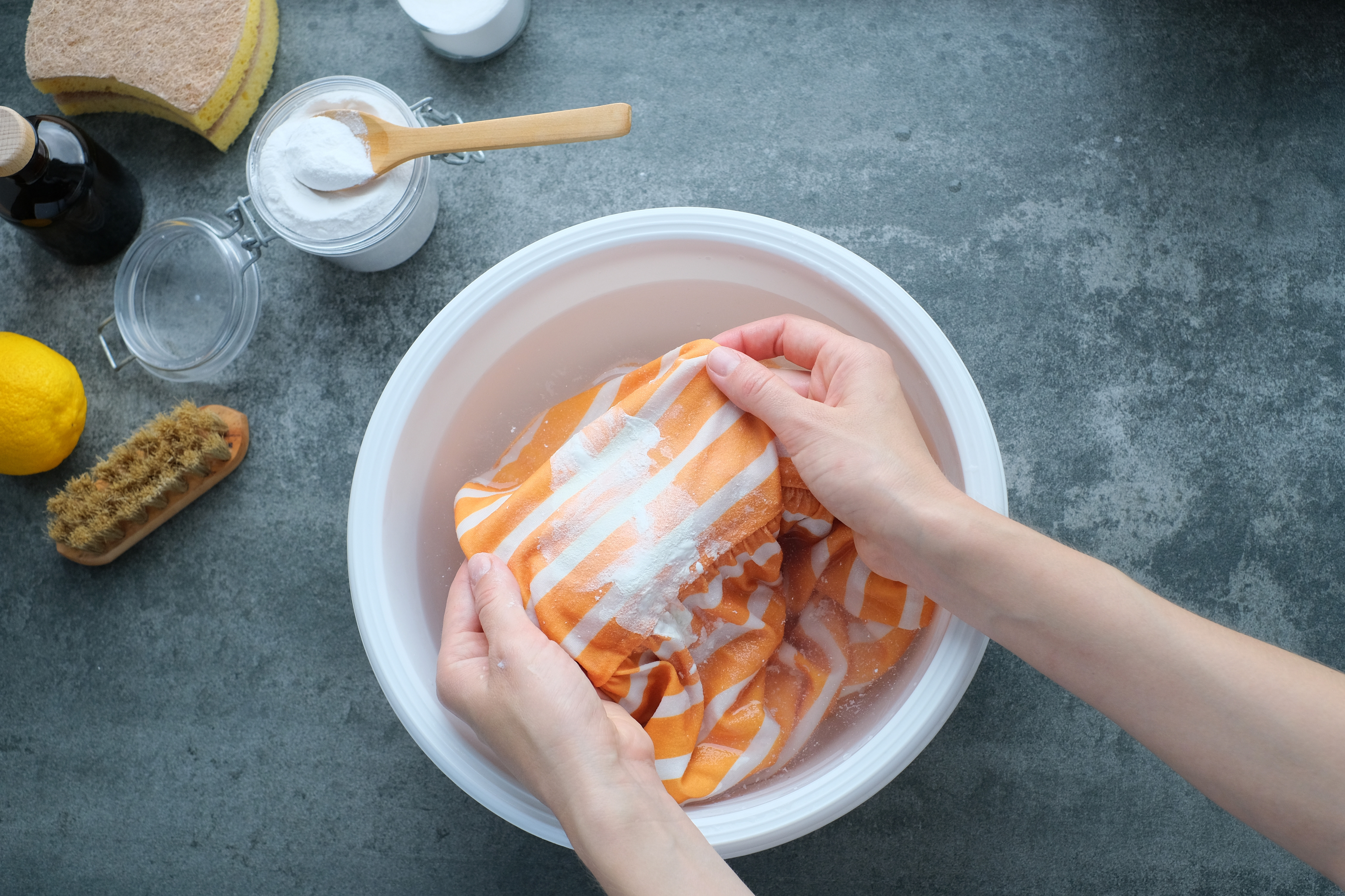 Cum să scoți petele de pe haine cu sare – trucuri simple și eficiente