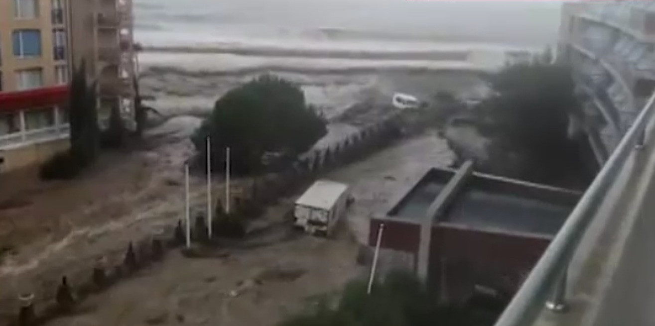 Mai multe stațiuni de la Marea Neagră au fost distruse de viituri. Ploile torențiale au făcut prăpăd în toată Bulgaria