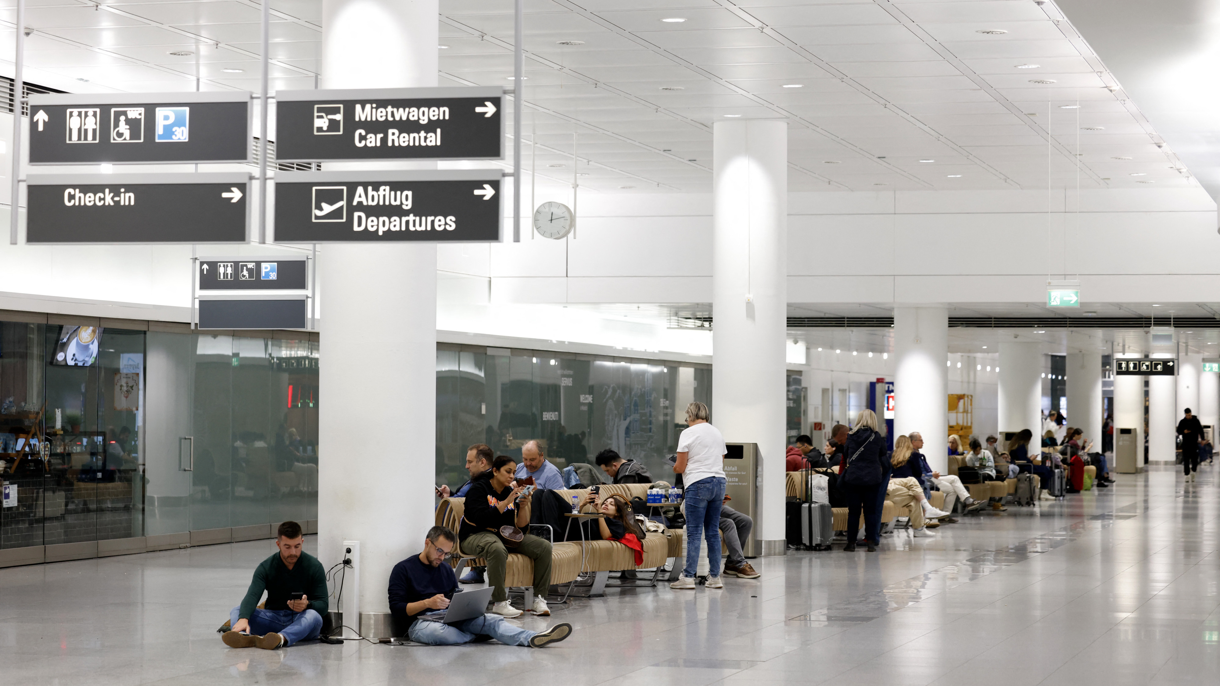 Haos pe aeroportul din München. Mai multe zboruri au fost anulate sau deviate după apariția unor drone în zonă