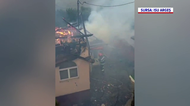 Incendiu puternic în Argeș. Pompierii au luptat patru ore cu flăcările care au distrus o casă