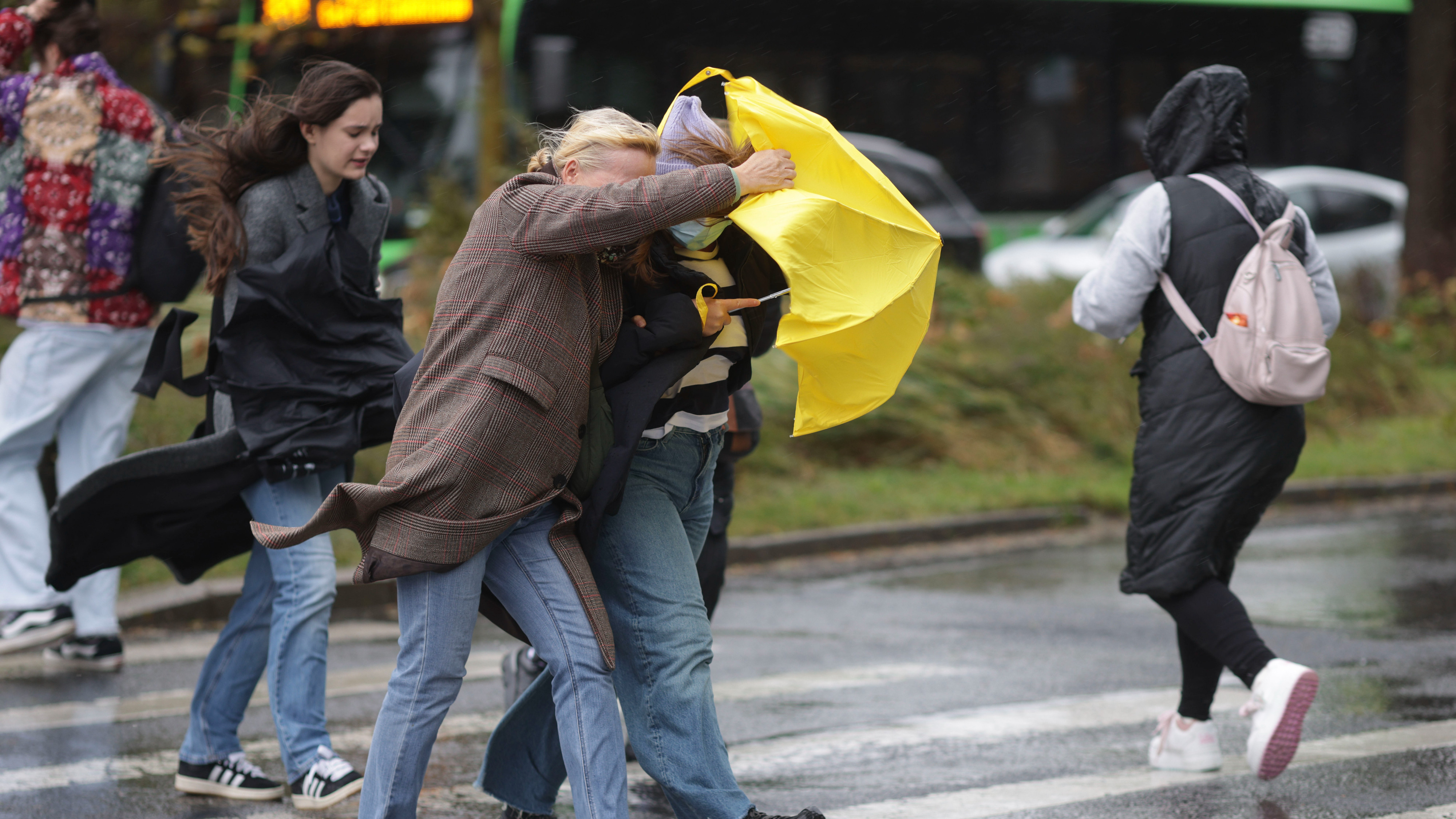 Vremea de azi, 10 noiembrie. Ceață deasă la primele ore. Ploi consistente în mai multe regiuni ale țării
