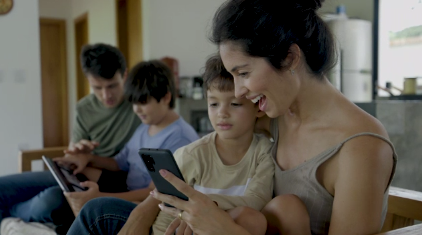 Parenting în era telefoanelor și rețelelor sociale: cum putem să ne conectăm emoțional cu copiii