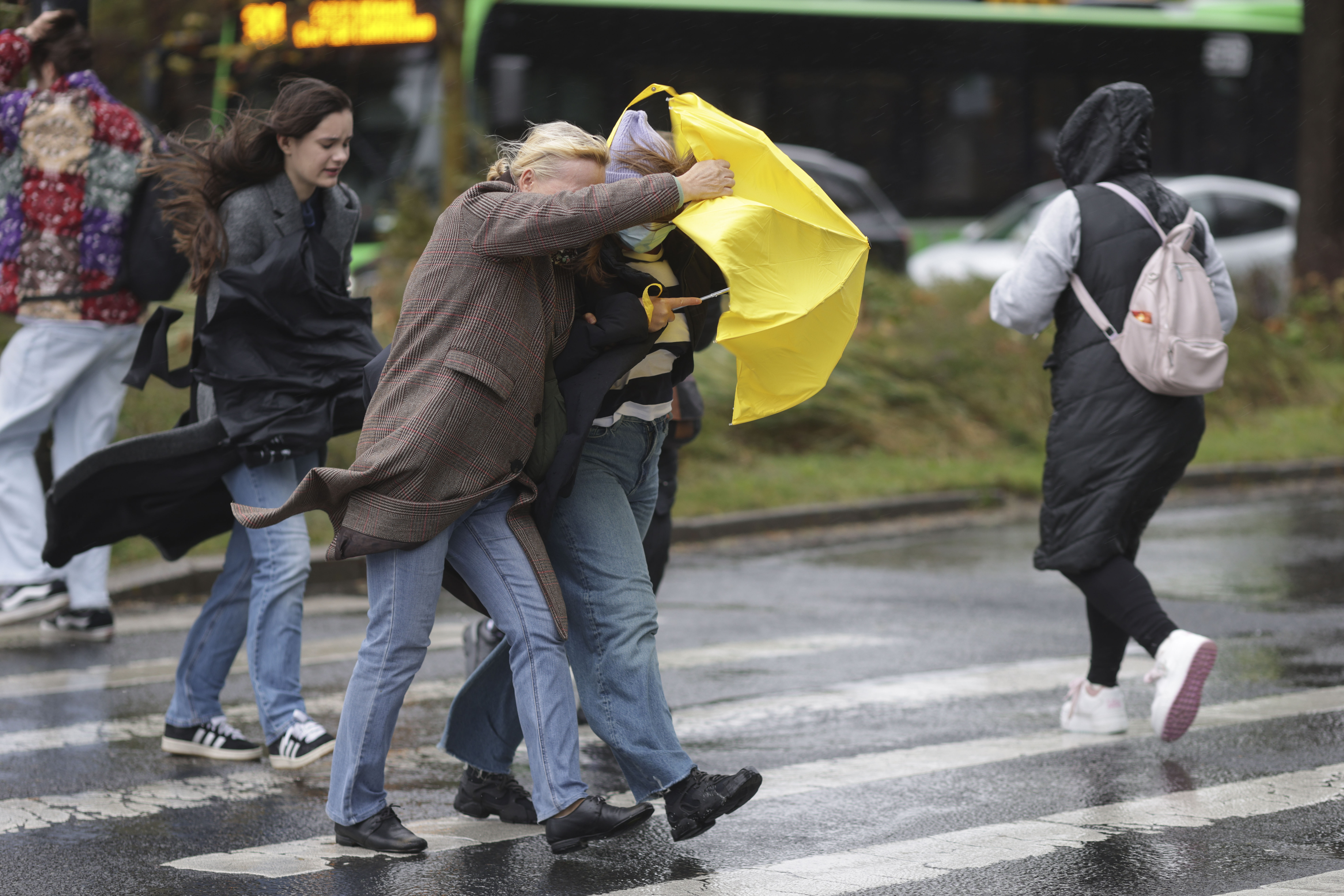Vremea azi, 21 noiembrie 2025. Temperaturi mai ridicate, însă ploi abundente în aproape toată țara