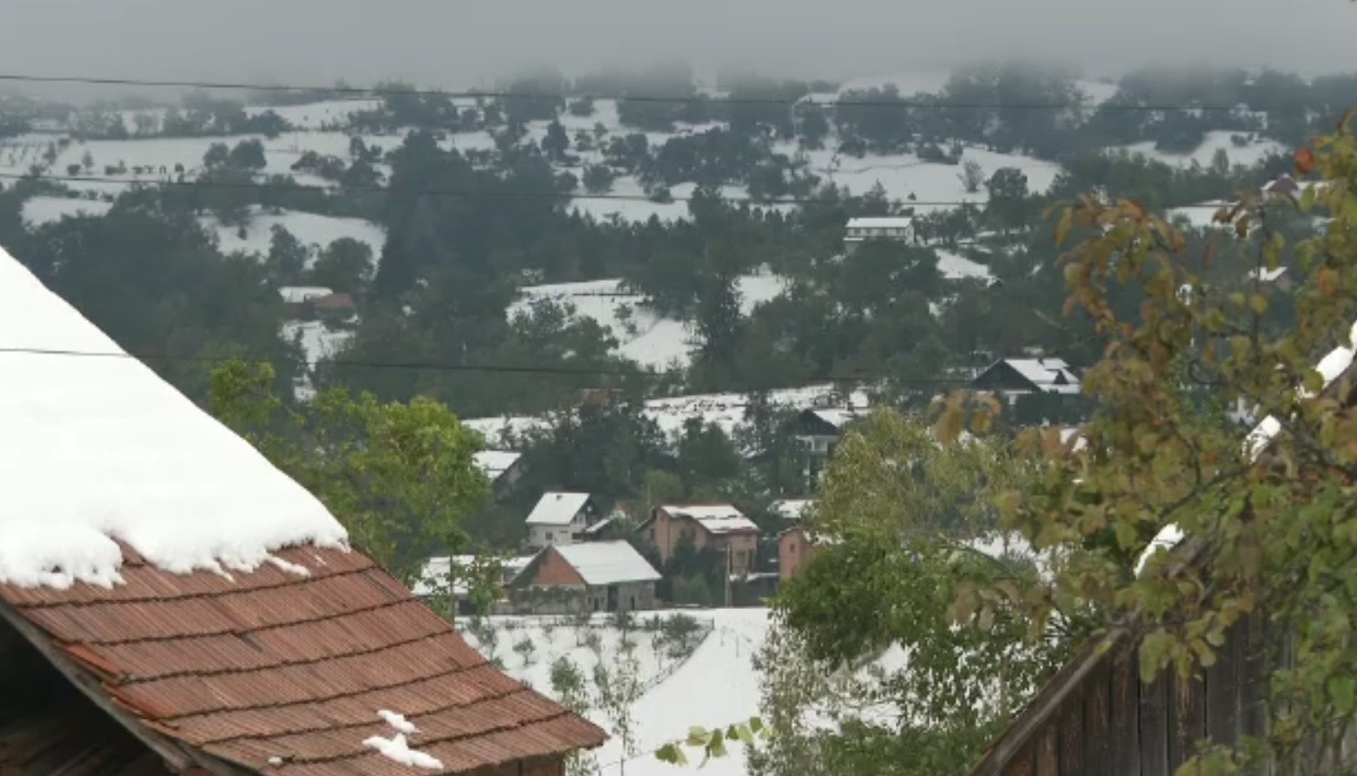 O furtună de zăpadă a paralizat mai multe stațiuni de la munte. Mii de oameni au rămas fără curent electric: „O zi ciudată”