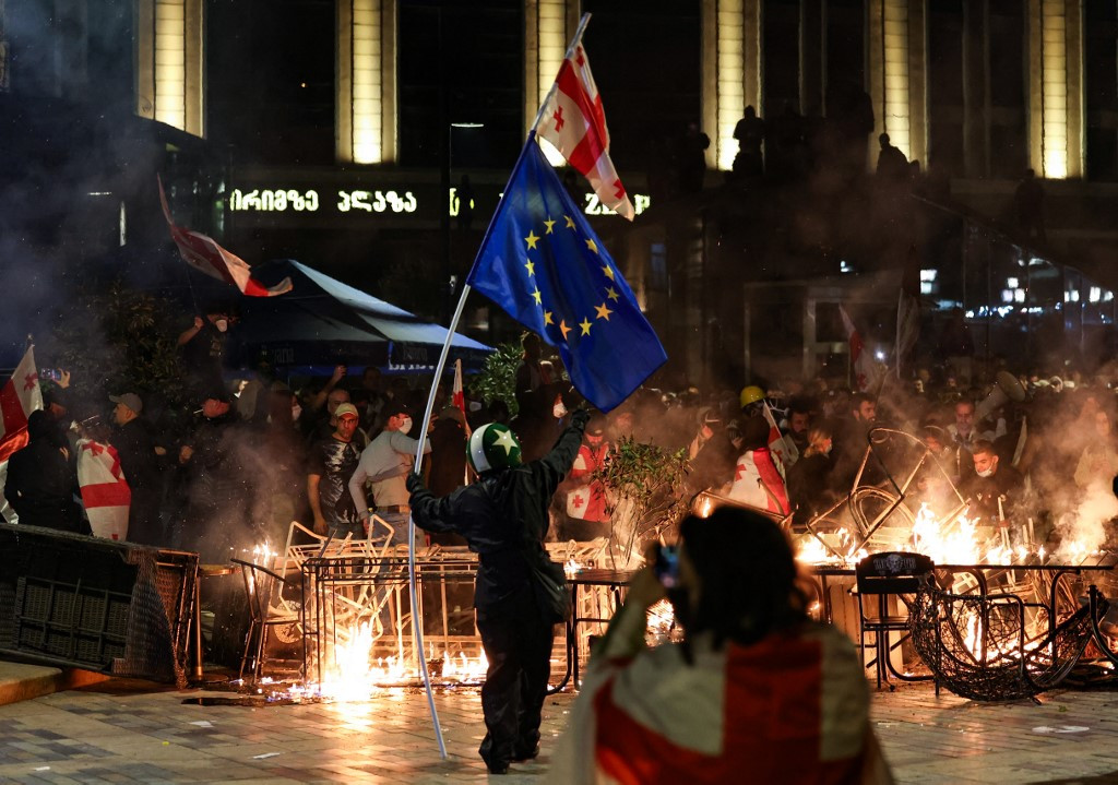 Zecii de mii de georgieni au ieşit în stradă, la Tbilisi, pentru a protesta în ziua alegerilor locale. „Trebuie să acţionăm”