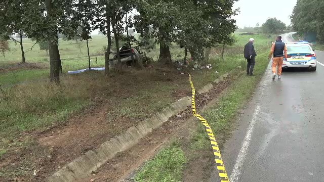 O doctoriță de 70 de ani și fratele ei au murit după ce femeia a pierdut controlul volanului pe carosabil umed, în Bihor