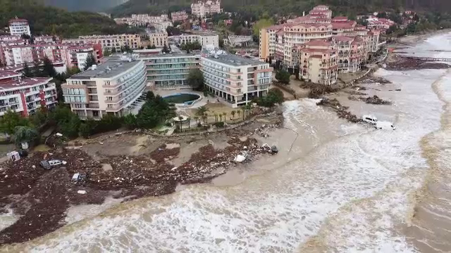 Cinci morți după inundațiile devastatoare din Bulgaria. Case, drumuri și mașini distruse de viituri pe litoralul bulgăresc