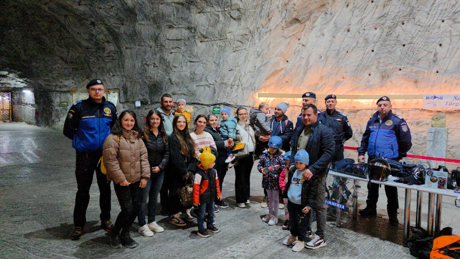 Jandarmii montani din Bacău au sărbătorit 21 de ani de activitate alături de turiști și copii, în Salina Târgu Ocna