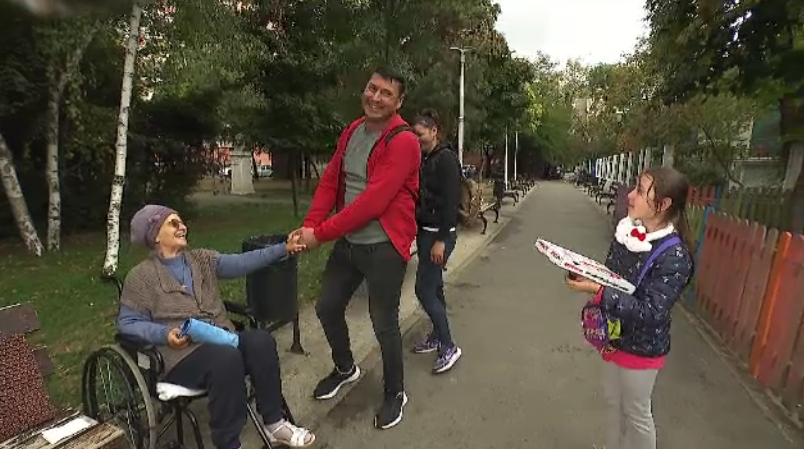 Familiile extinse, încă puternice în România: trăim cu bunicii și rudele, dar mulți copii cresc în gospodării fără venituri