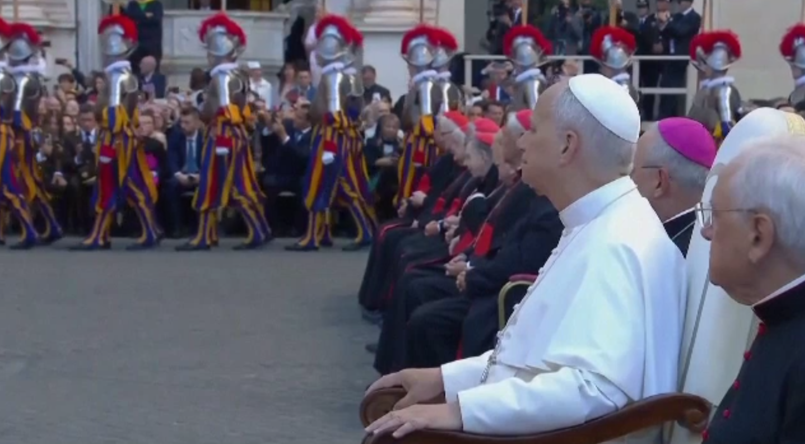 Tradiție reluată la Vatican. Papa Leon a prezidat jurământul Gărzii Elvețiene, cea mai veche armată permanentă din lume