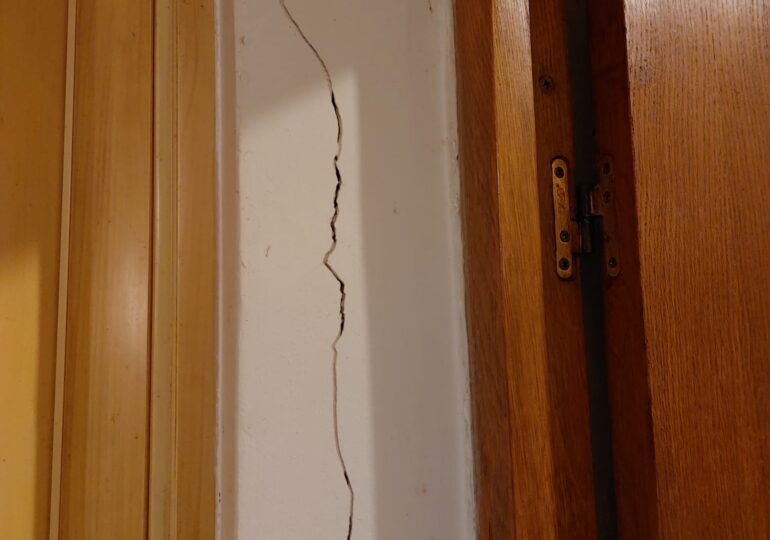 Magistrala M6 zguduie casele din Sectorul 1, iar locuitorii zonei cer sprijin real. Li s-au fisurat pereții