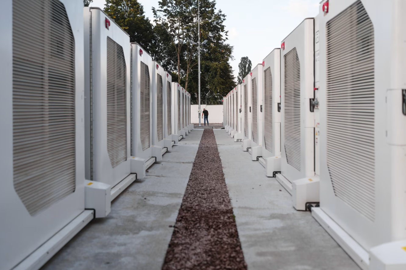 WSJ: Ucraina a creat o rețea secretă de baterii pentru a economisi electricitate în timpul bombardamentelor rusești