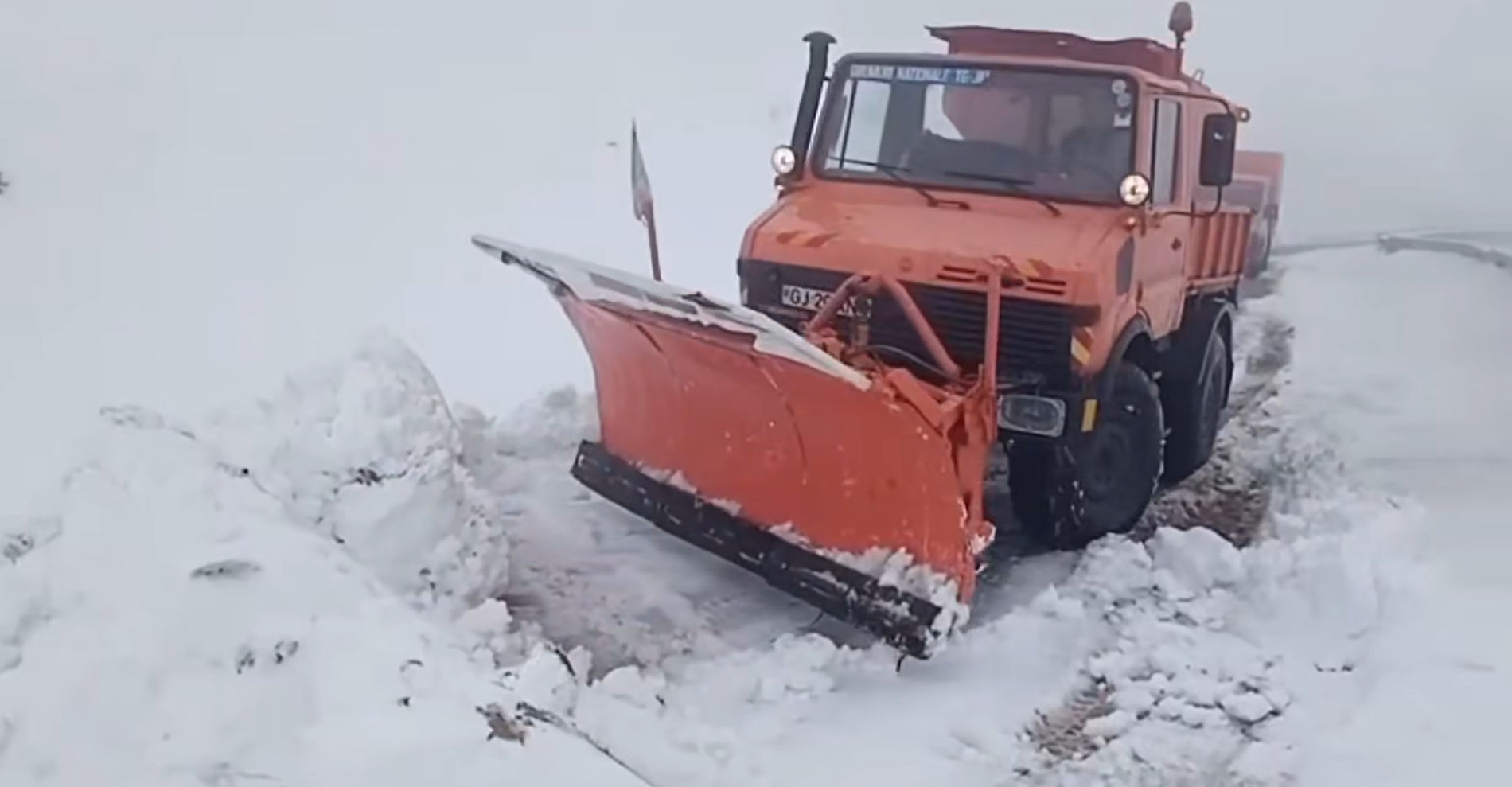Drumul pe Transalpina rămâne închis din cauza viscolului și a stratului mare de zăpadă. Vremea rea afectează mai multe zone