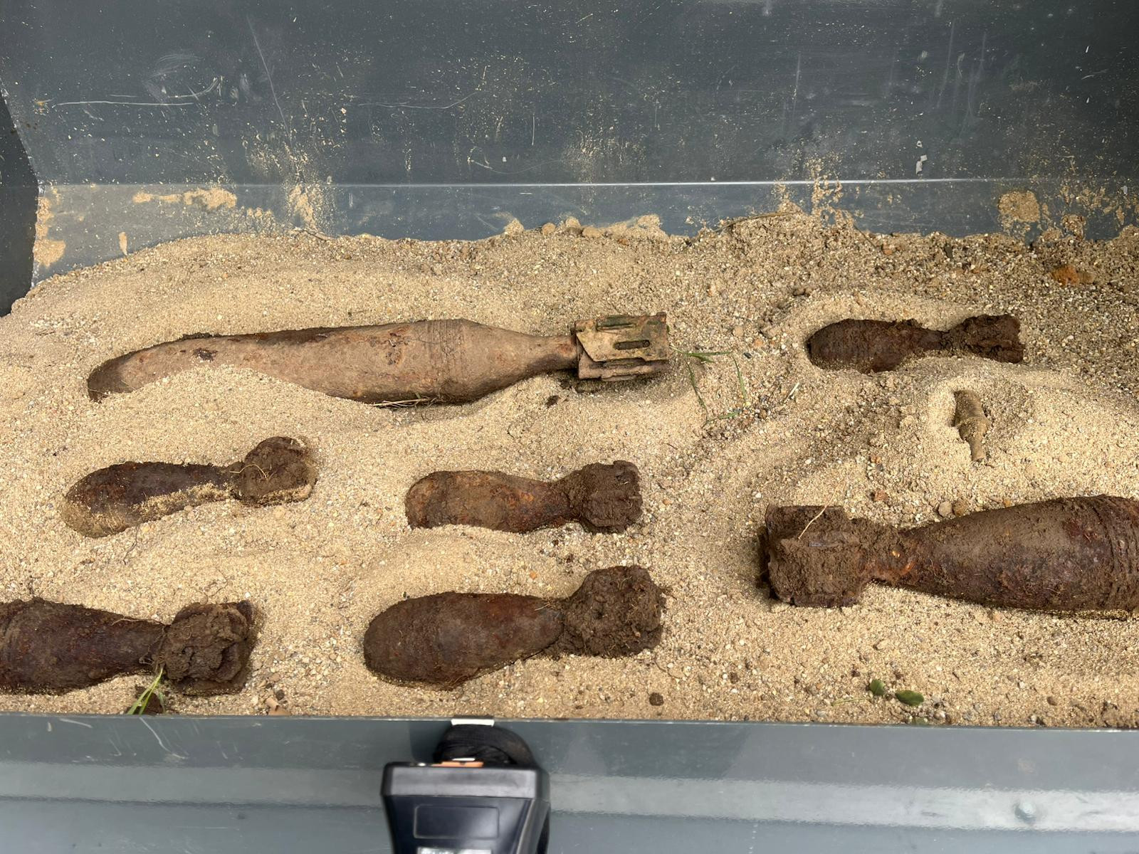 FOTO. Mai multe bombe din Al Doilea Război Mondial au fost descoperite pe un teren din apropierea unei staţii de autobuz