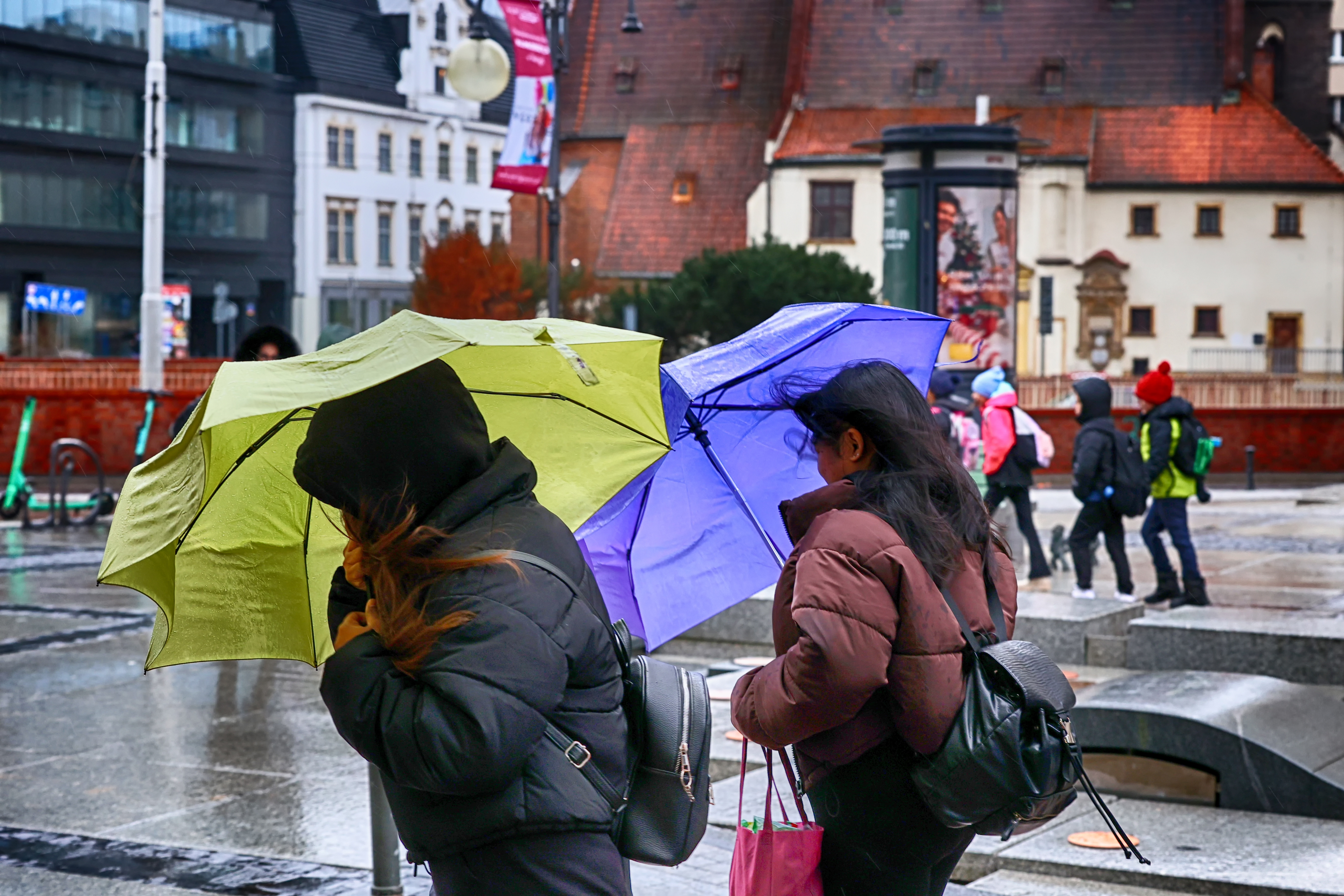 Cod roșu de ploi torențiale în cinci județe și București. Cantitățile de apă vor fi de 90 l/mp