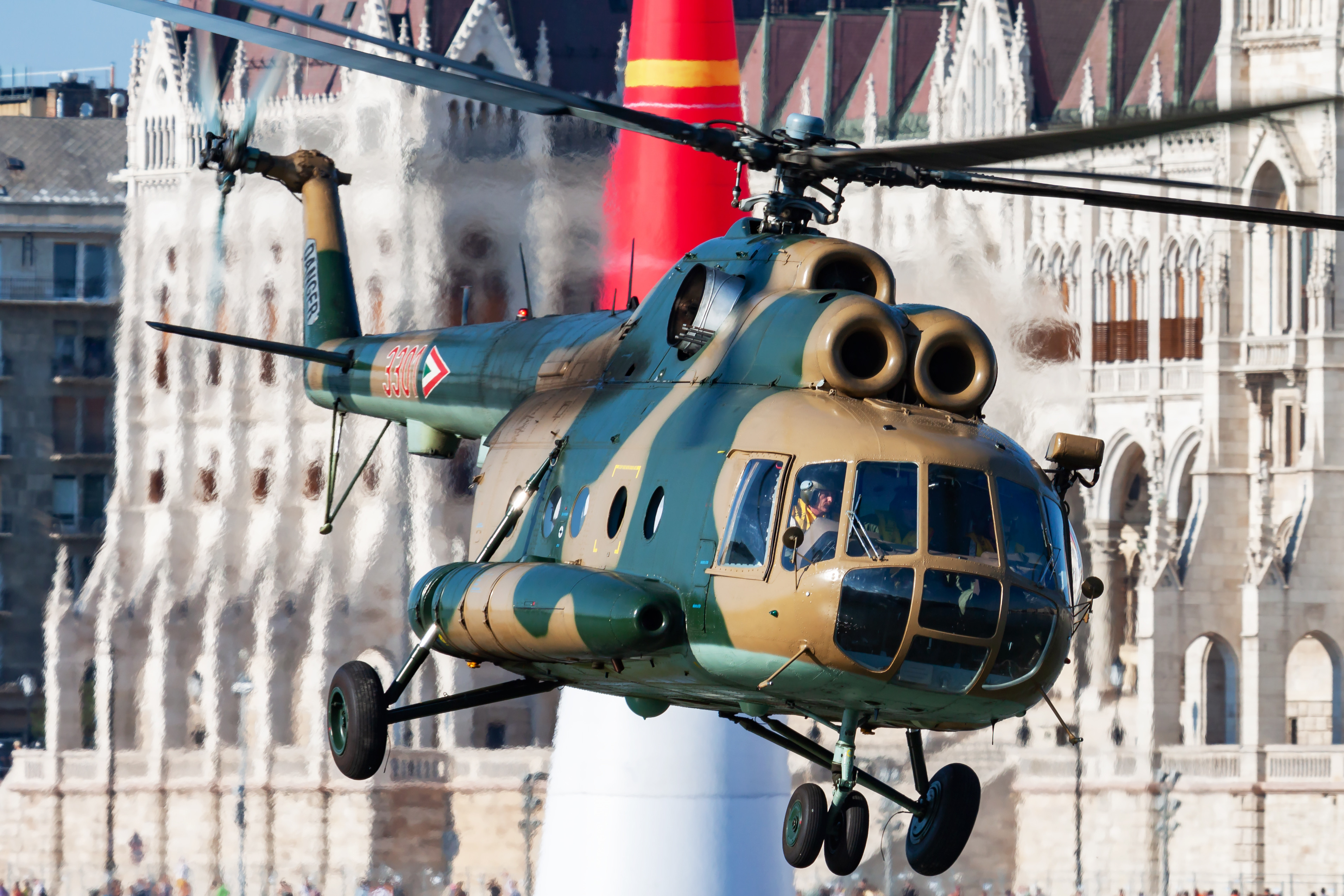 Viktor Orban a privatizat industria de apărare a Ungariei. Producția de arme a țării ajunge la un apropiat al său