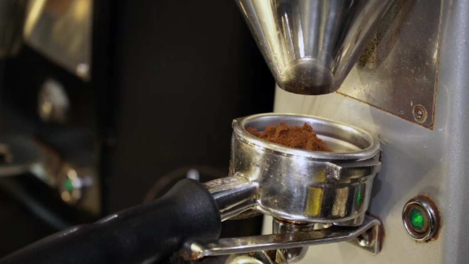 Criza cafenelelor: scumpirile și costurile mari îi trimit pe români să-și prepare cafeaua acasă