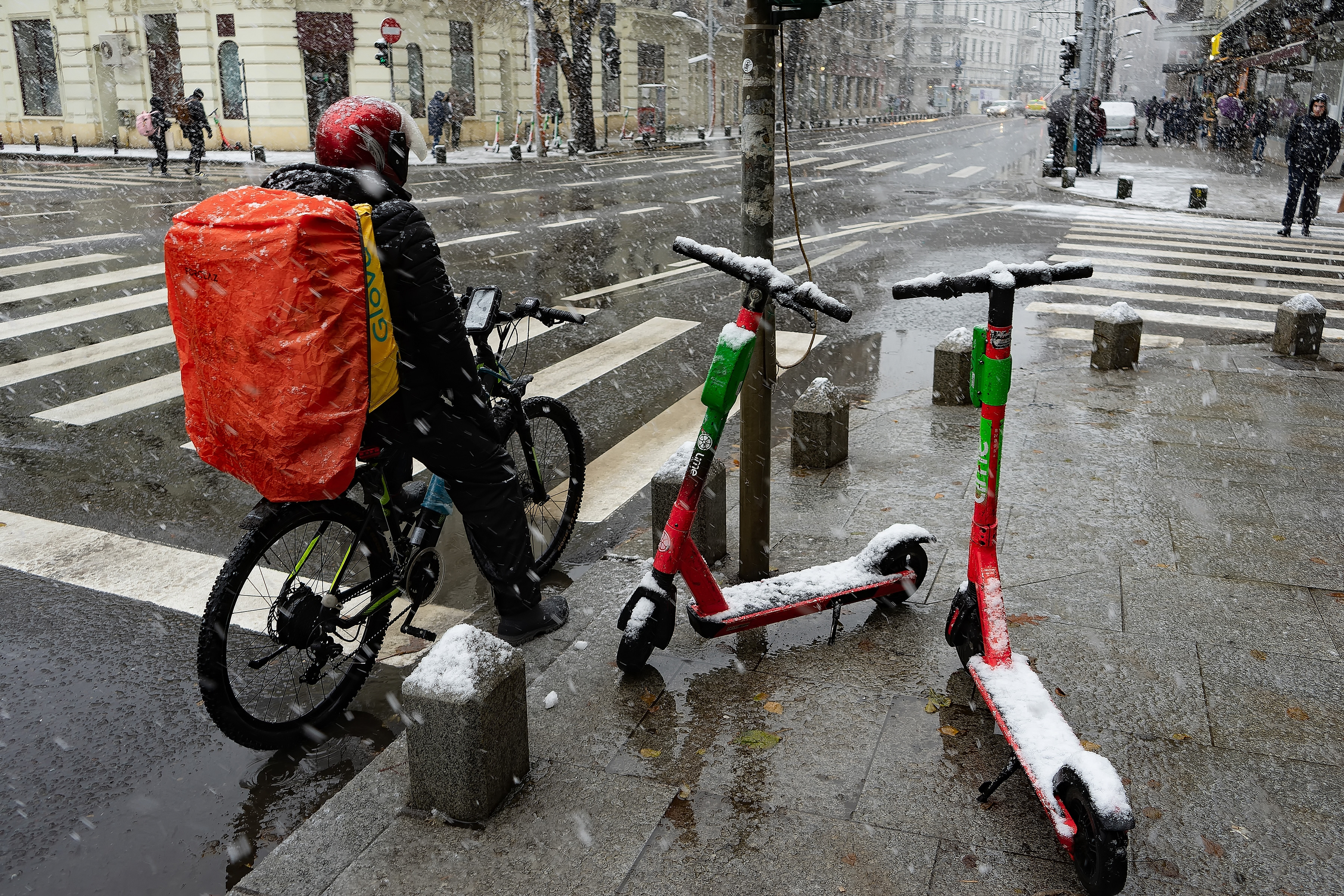 Cod galben de ploi abundente și vânt în două județe, până duminică dimineață. Cum va fi vremea în București