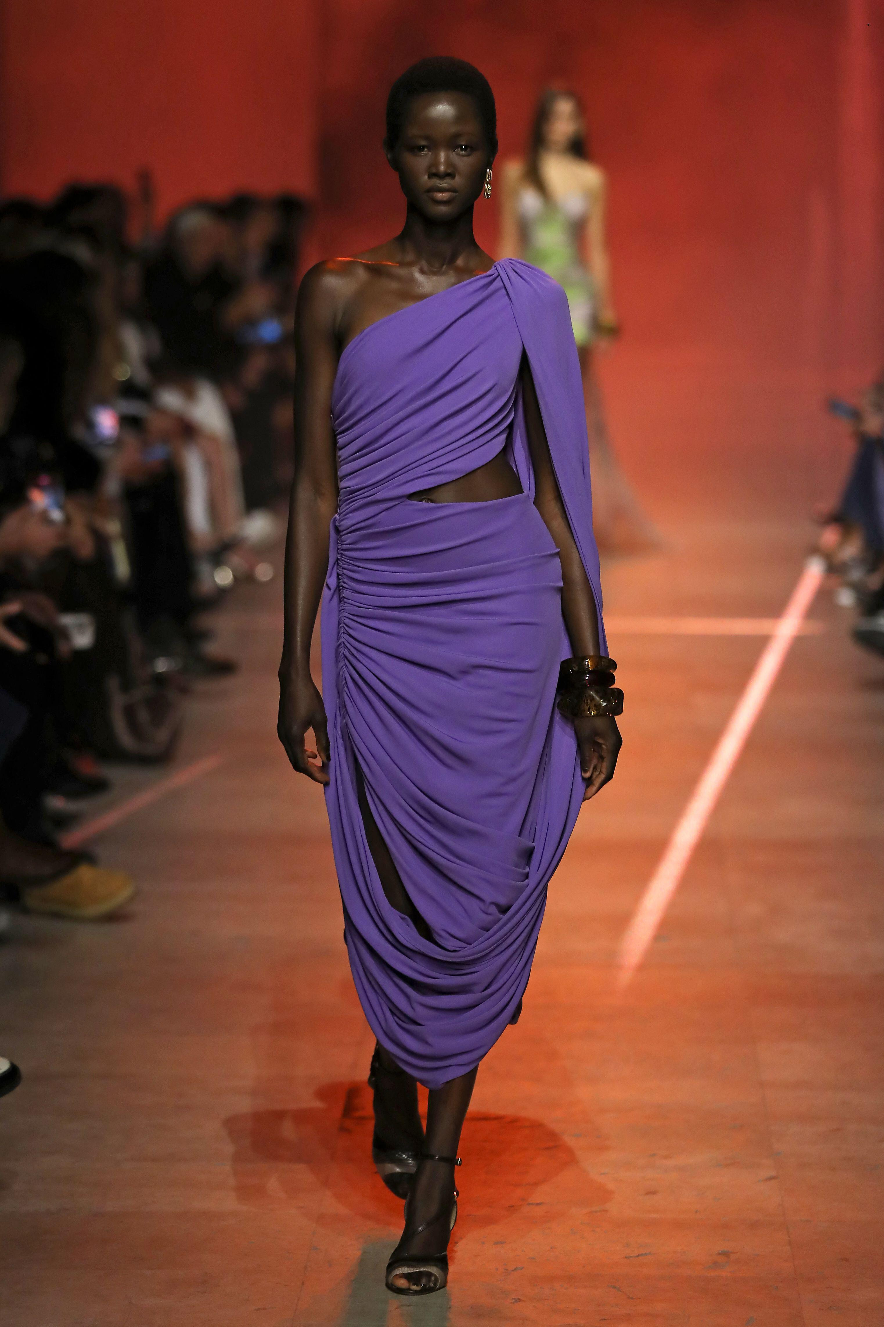 Designerul Elie Saab impresionează la Paris cu o colecție inspirată de moda anilor ’90 | GALERIE FOTO