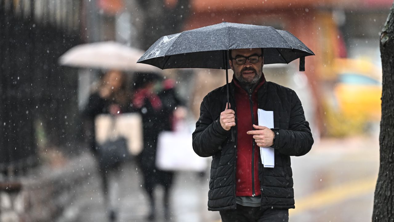 Prognoza meteo pentru următoarele două săptămâni: vreme caldă, apoi rece și ploioasă