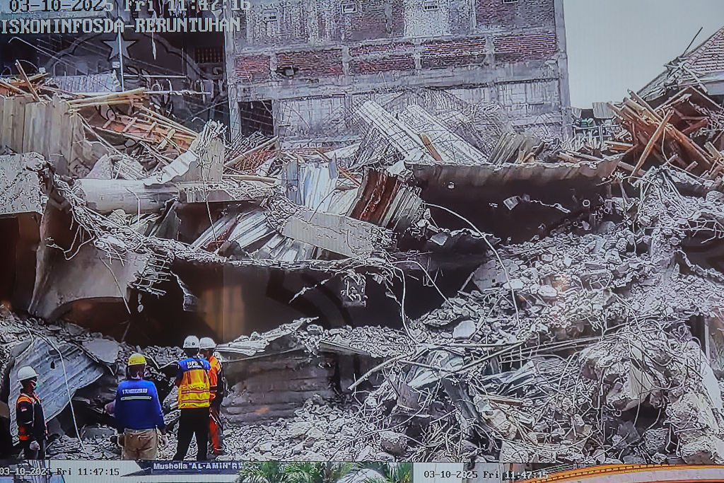 Bilanțul morților a urcat la 67, după prăbușirea școlii în Java. Operaţiunile de căutare s-au încheiat