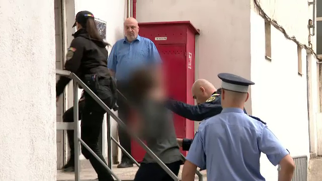 Elevul care a amenințat școli și spitale din toată țara vrea să scape de arest. A cerut instanței să îl lase să plece acasă