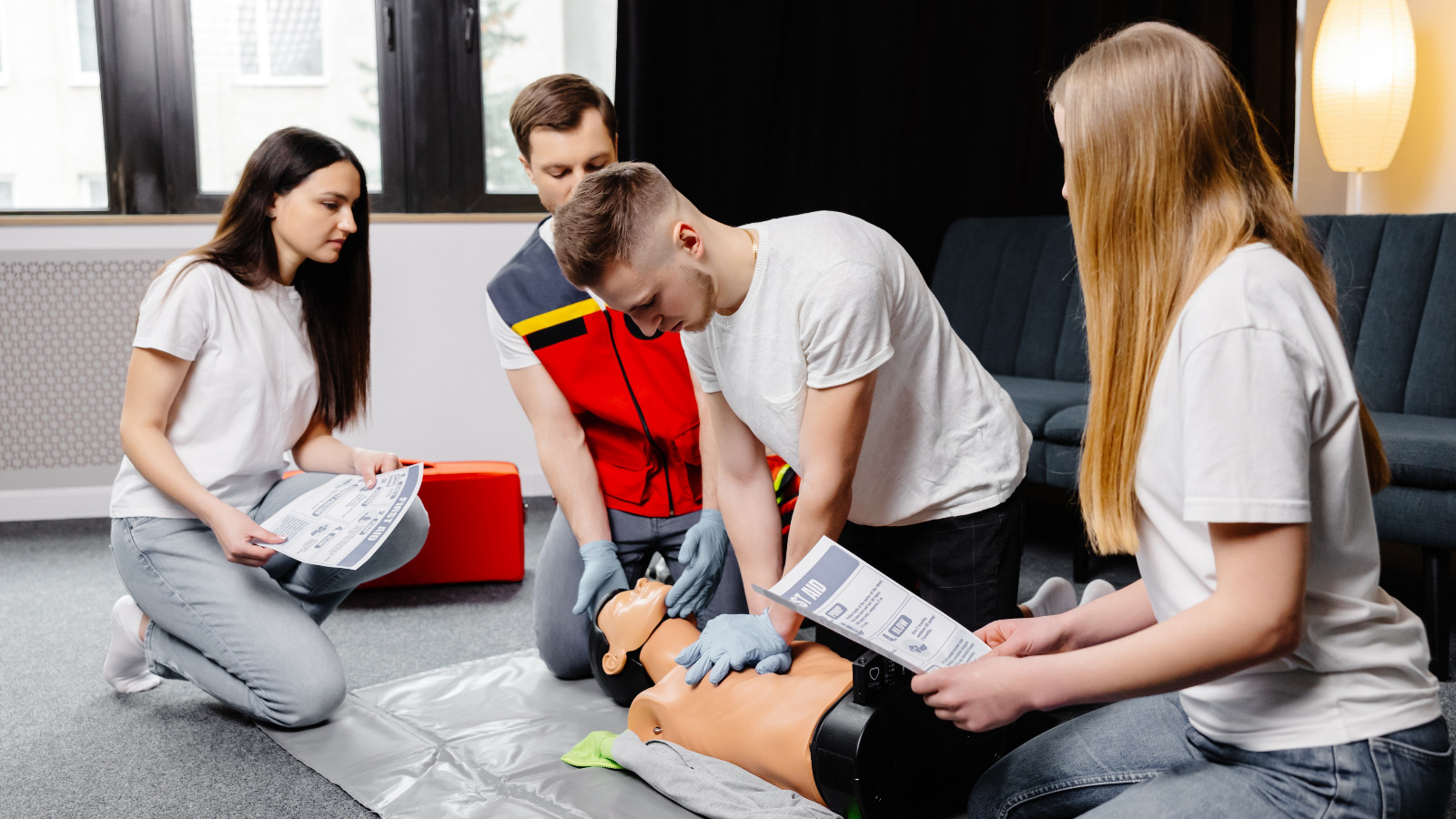 Primul curs de ajutor certificat internațional în școlile din România. Sute de elevi și profesori vor fi instruiți