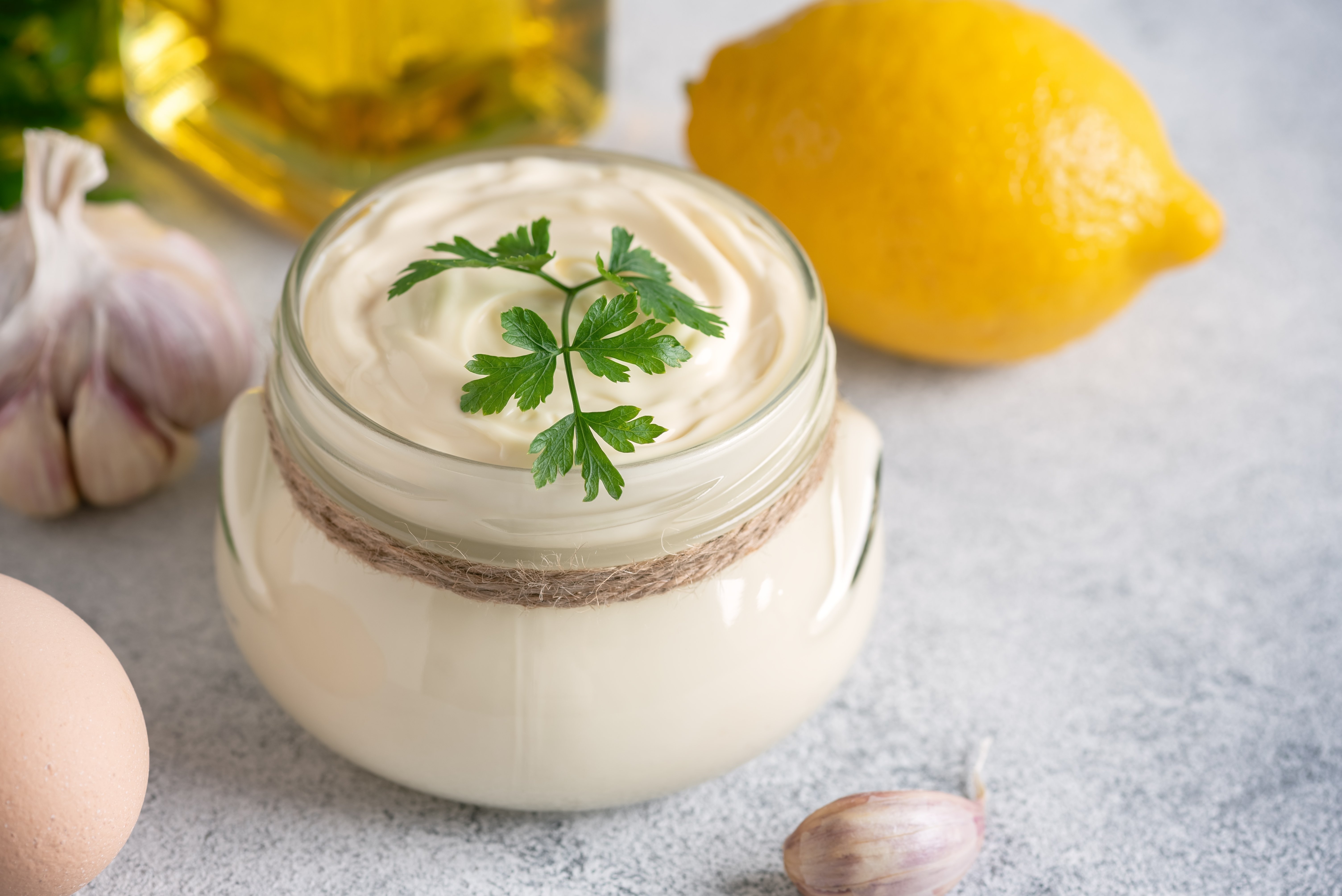 Aioli cu sau fără ou. Care este diferența dintre sosul spaniol și maioneză