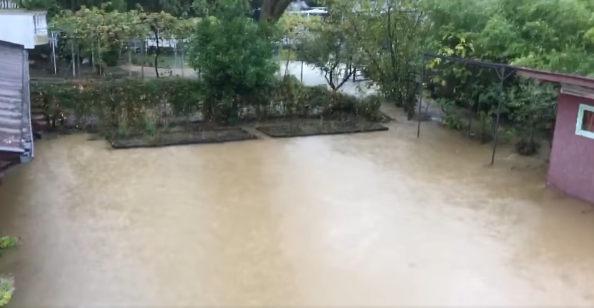 Cod roşu de vreme extremă în Bulgaria, soldat cu trei morţi. Într-un sat au căzut 212 litri de ploaie pe metru pătrat | VIDEO