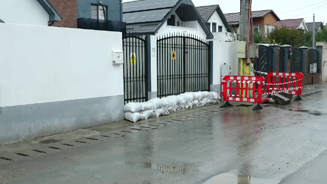 Cod roşu de ploi în Constanţa. O persoană a aşteptat pe capota unei mașini ca să fie salvată. Au fost ridicate baraje cu saci