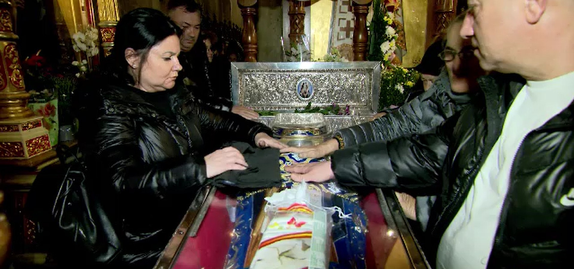 Pe o ploaie torențială, credincioșii din Iași au stat noaptea în stradă, așteptând la racla cu moaștele Sfintei Parascheva