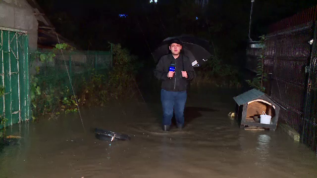 Străzile s-au umplut cu apă în zonele de la periferia Bucureștiului, în plin Cod Roșu. Capacele canalelor pluteau