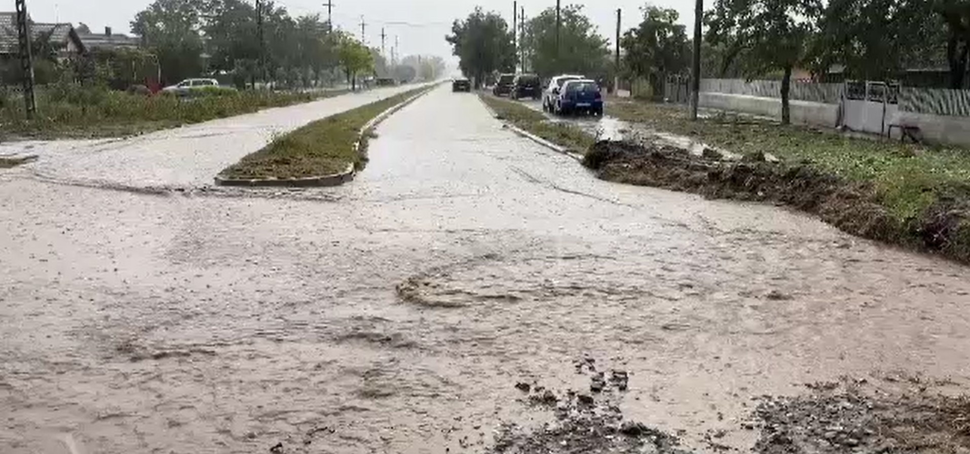 O întreagă localitate este amenințată de o viitură. Casele de la margine sunt deja afectate