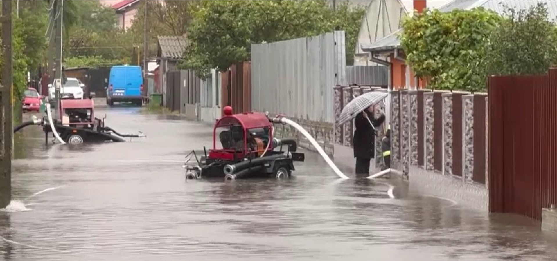 Inundații severe în Slobozia. Mai multe gospodării sunt afectate. Pompierii intervin nonstop pentru evacuarea apei