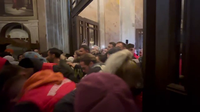 Îmbulzeală la racla cu moaștele Sfintei Parascheva din Iași. Credincioșii au stat ore în șir la rând, în frig și ploaie