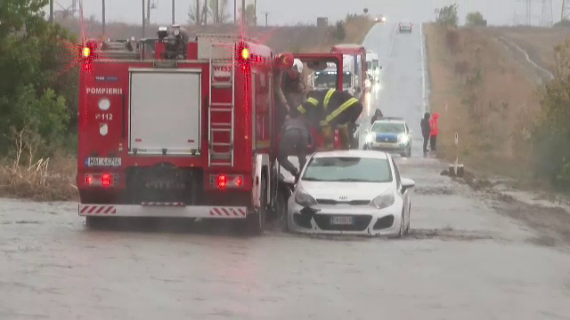 Ciclonul Barbara a măturat 20 de județe. Inundațiile au blocat circulația rutieră pe mai multe drumuri din țară
