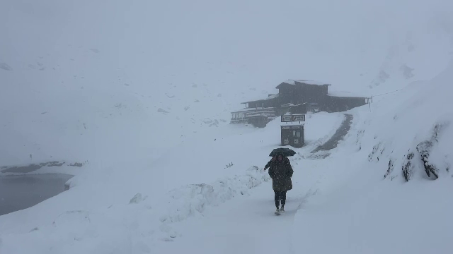 Transfăgărășanul a fost închis din cauza ninsorii. Stratul de zăpadă ajunge deja la 30 de centimetri pe creste