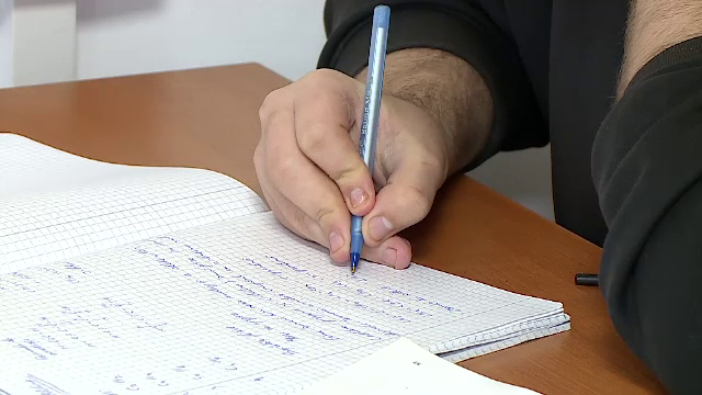 Aproximativ 2.200 de elevi vor învăța online miercuri din cauza ninsorilor și gerului. Județele vizate