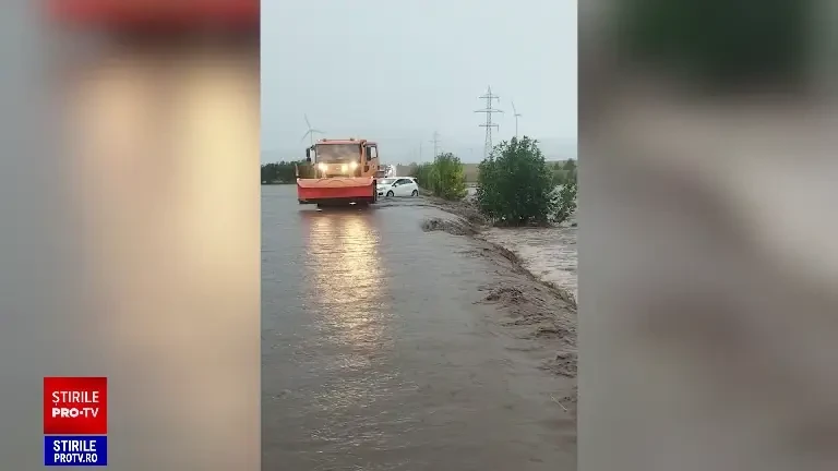 O localitate din Constanța este izolată complet din cauza apelor. Drumurile sunt blocate în urma inundațiilor