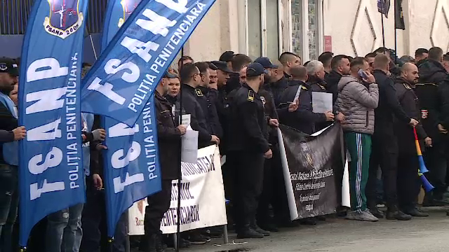 Protest la un penitenciar din Craiova, față de închiderea centrului. Manifestează polițiști și din alte județe
