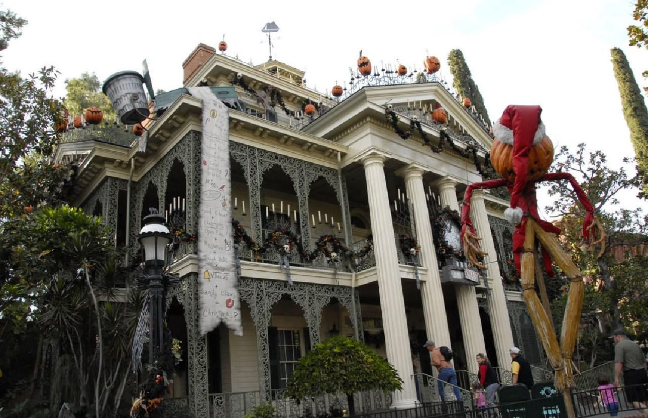 O femeie care a vizitat Disneyland a murit după ce a intrat în „conacul bântuit”. Cauza decesului nu a fost dezvăluită